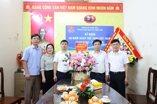 Đồng chí Chủ tịch UBND xã Xuân Mai Nguyễn Anh Đức tặng hoa chúc mừng Trung tâm Dịch vụ tổng hợp xã nhân kỷ niệm 80 năm Ngày truyền thống ngành thể dục, thể thao Việt Nam 27/3- Ảnh 4.