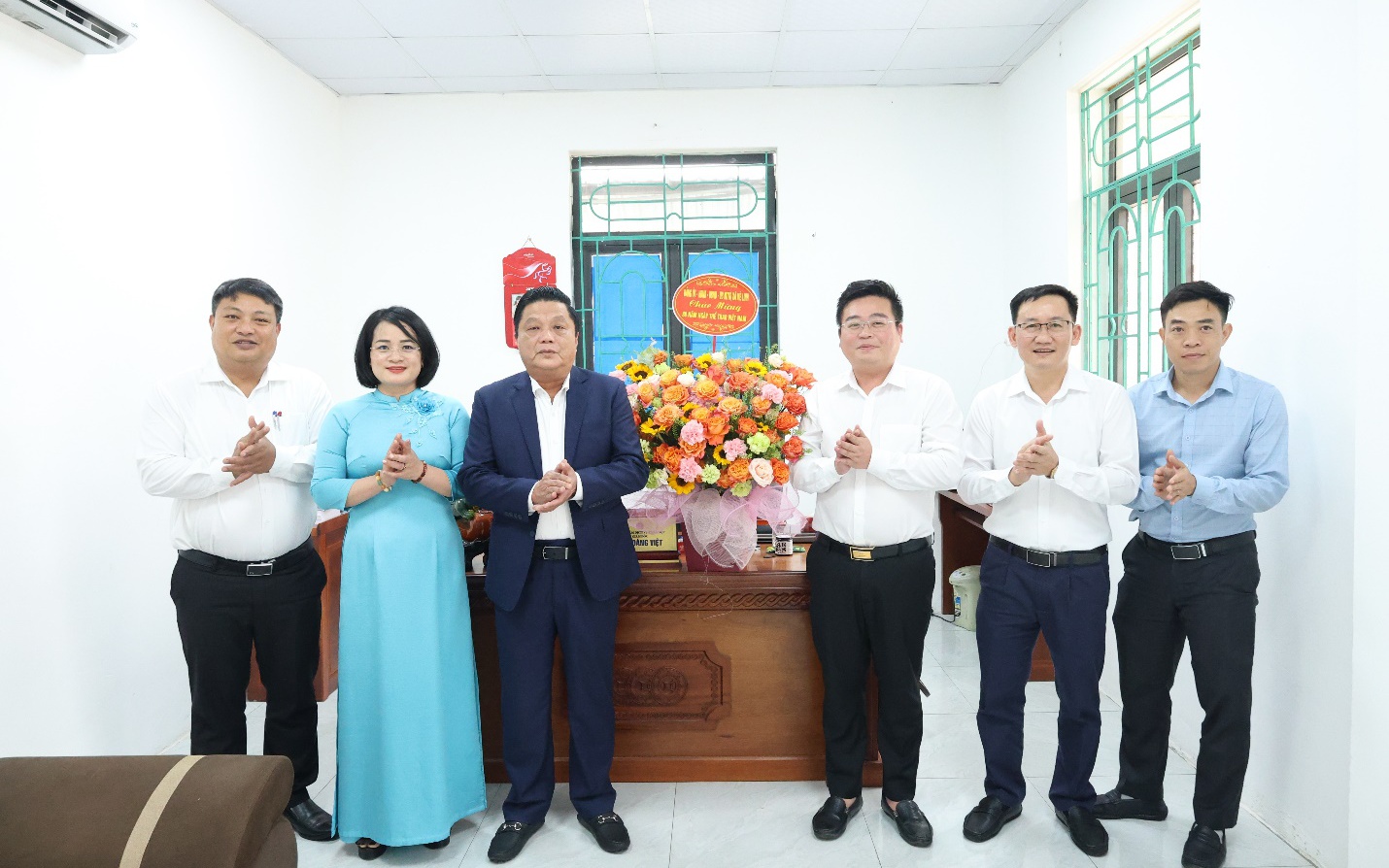 Lãnh đạo xã Mê Linh tặng hoa chúc mừng nhân kỷ niệm 80 năm Ngày truyền thống ngành Thể dục thể thao Việt Nam