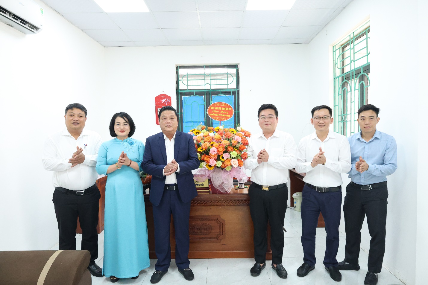 Lãnh đạo xã Mê Linh tặng hoa chúc mừng nhân kỷ niệm 80 năm Ngày truyền thống ngành Thể dục thể thao Việt Nam- Ảnh 1.