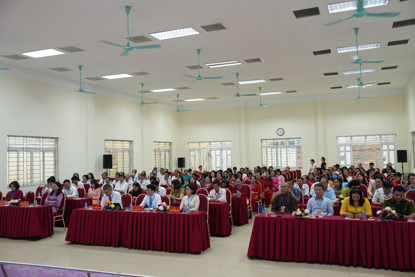 A group of people sitting at tables in a room  AI-generated content may be incorrect.