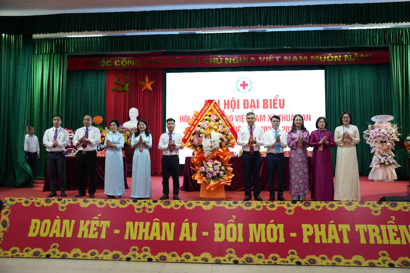 A group of people on a stage  AI-generated content may be incorrect.