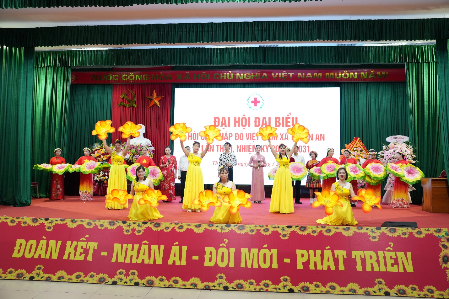 A group of people on a stage  AI-generated content may be incorrect.