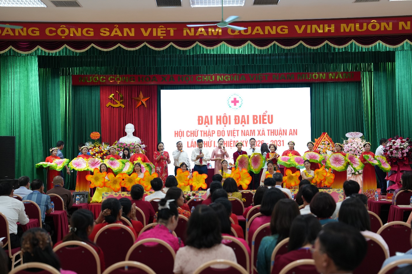 A group of people on a stage  AI-generated content may be incorrect.