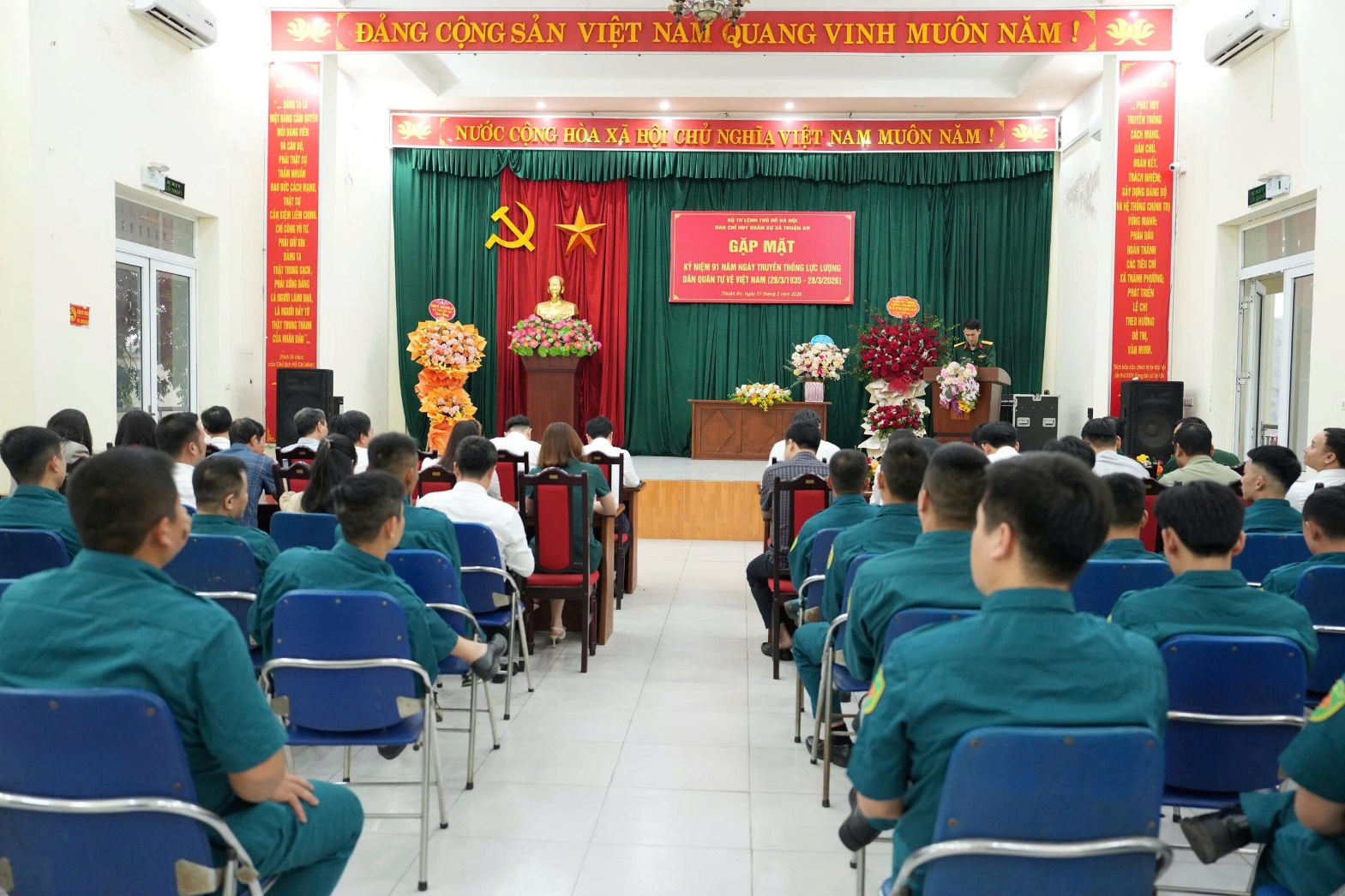 A group of people sitting in chairs  AI-generated content may be incorrect.
