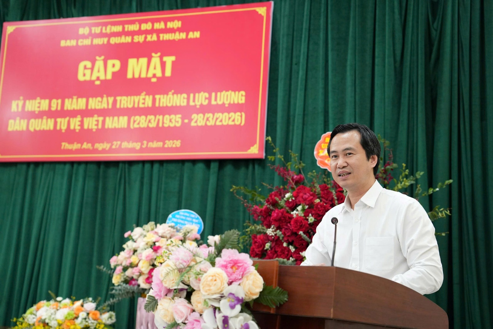 A person standing at a podium  AI-generated content may be incorrect.