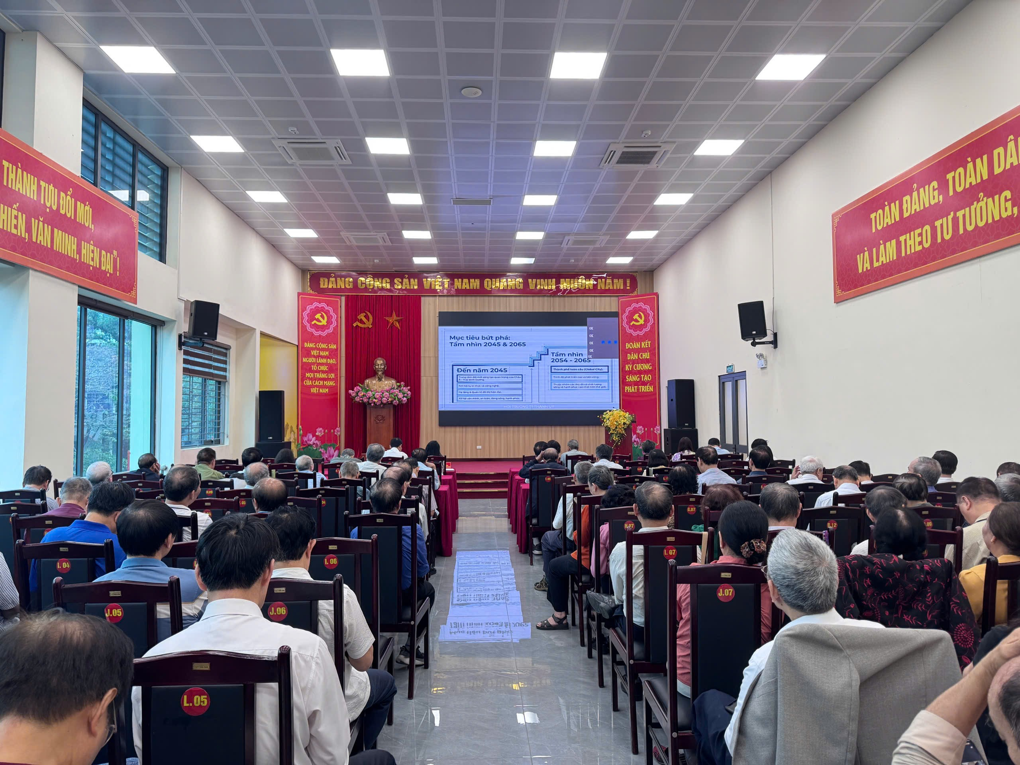 Phường Phương Liệt tham dự hội nghị trực tuyến quán triệt nghị quyết số 02-NQ/TW của Bộ Chính trị về xây dựng và phát triển thủ đô Hà Nội trong kỷ nguyên mới- Ảnh 2.