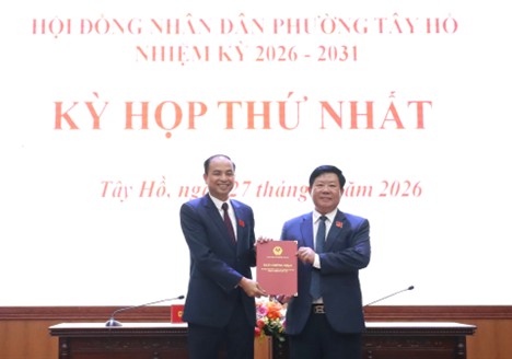 Kỳ họp thứ Nhất HĐND phường Tây Hồ khóa II: Bầu đủ nhân sự chủ chốt, cam kết "nói đi đôi với làm"- Ảnh 3.