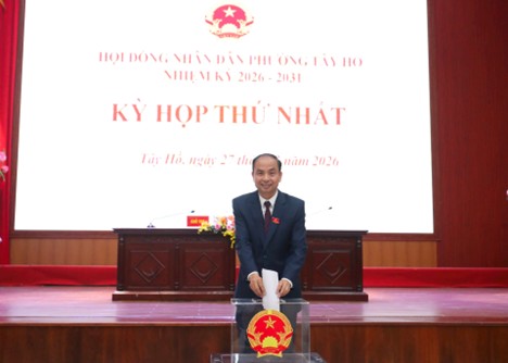 Kỳ họp thứ Nhất HĐND phường Tây Hồ khóa II: Bầu đủ nhân sự chủ chốt, cam kết "nói đi đôi với làm"- Ảnh 4.