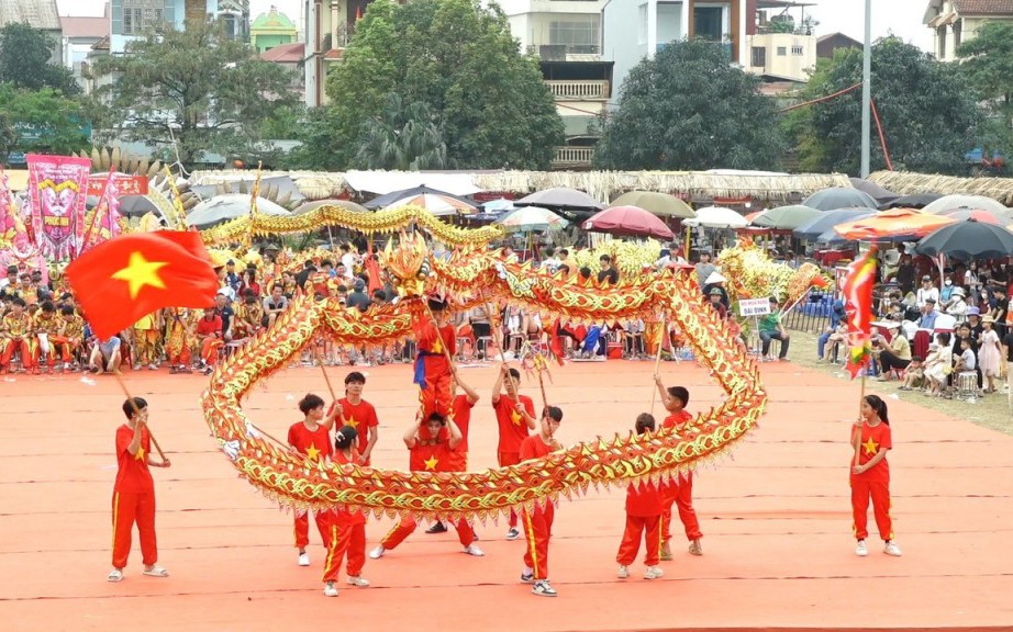 Ảnh: Múa Rồng tại SVĐ Bình Đà - xã Bình Minh