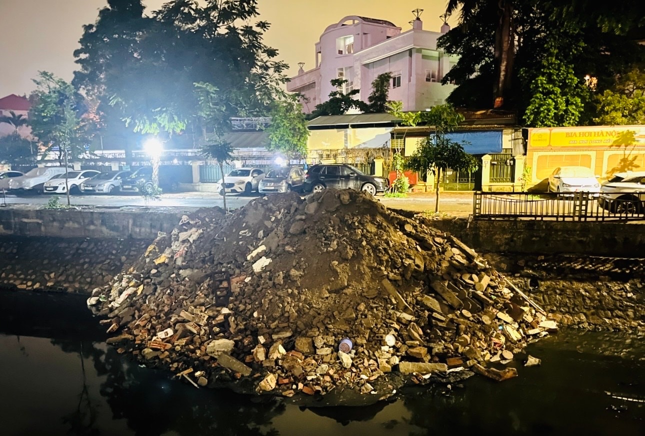 Phường Kim Liên thông tin chính thức về phản ánh “đổ trộm rác thải xây dựng xuống sông Lừ”- Ảnh 1.