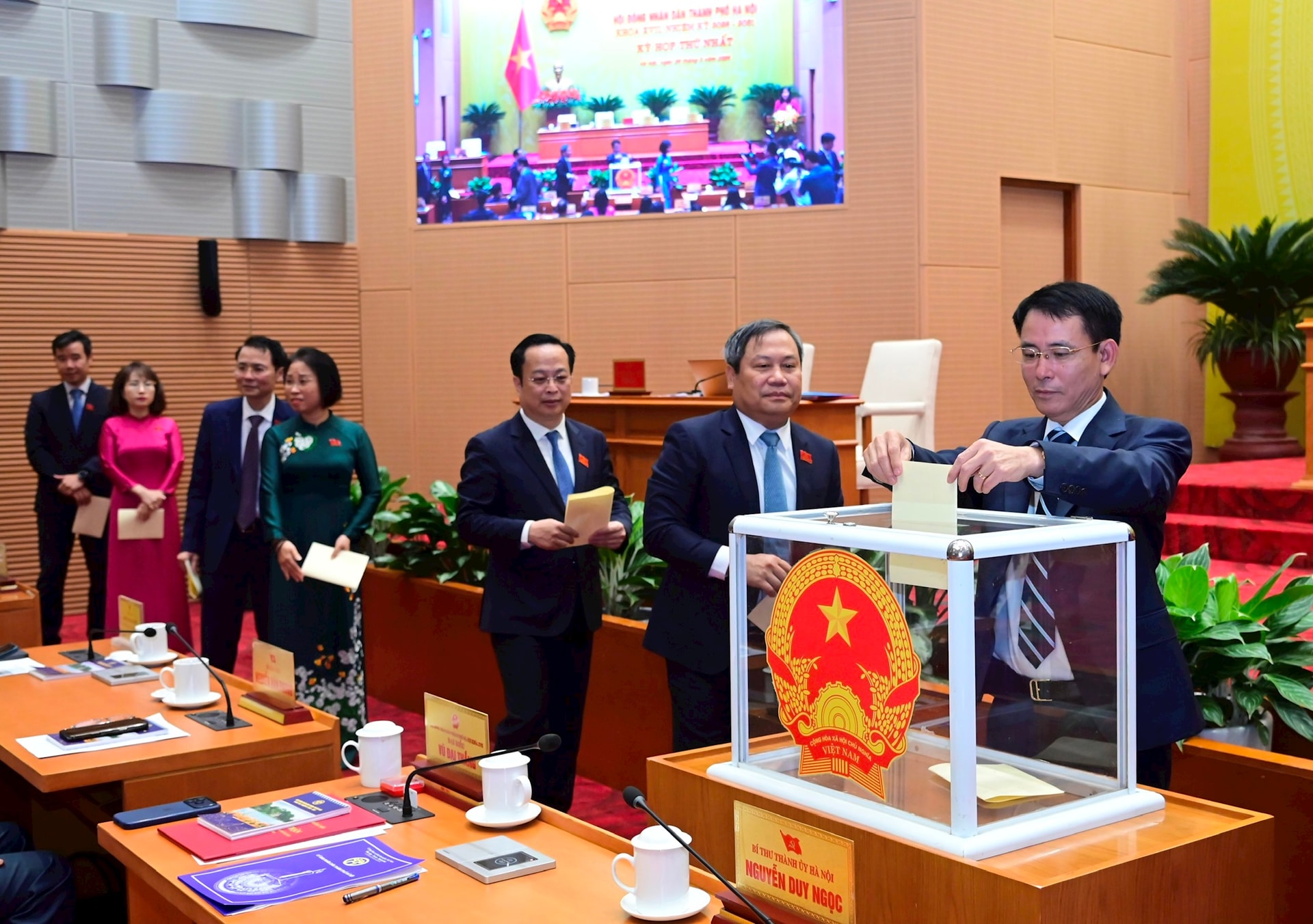 Đồng chí Phùng Thị Hồng Hà tiếp tục được bầu giữ chức vụ Chủ tịch HĐND thành phố Hà Nội khóa XVII- Ảnh 1.