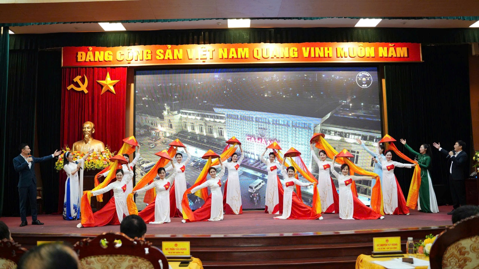 Hoài Đức: khen thưởng 33 tập thể, 199 cá nhân tiêu biểu trong công tác bầu cử- Ảnh 1.