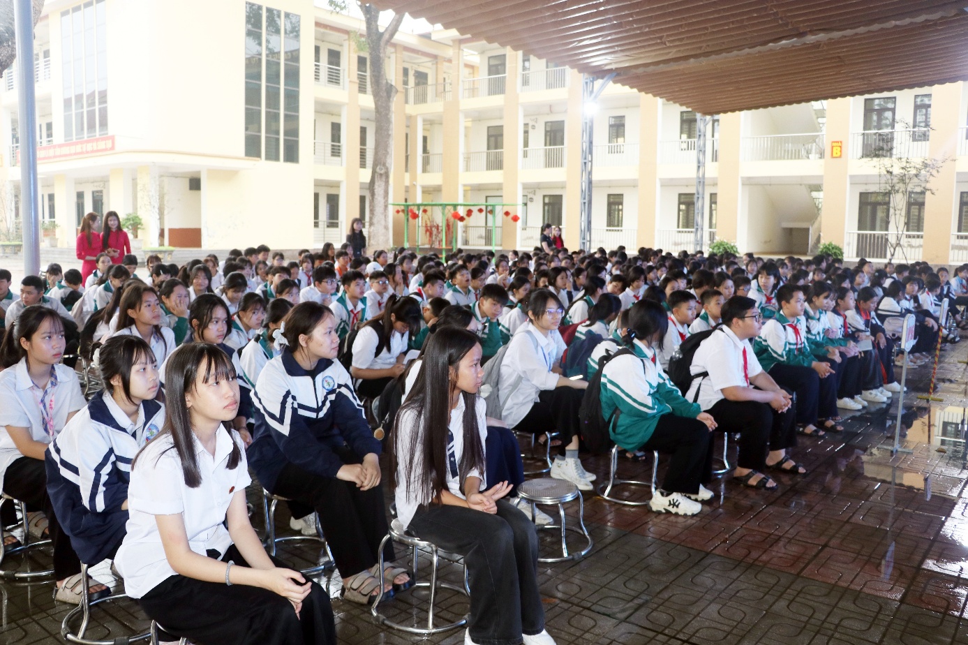 A group of students sitting in chairs  AI-generated content may be incorrect.