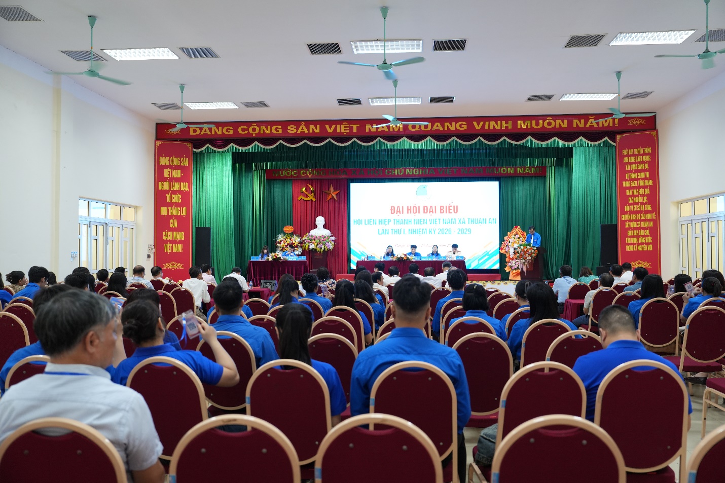 A group of people sitting in a room  AI-generated content may be incorrect.