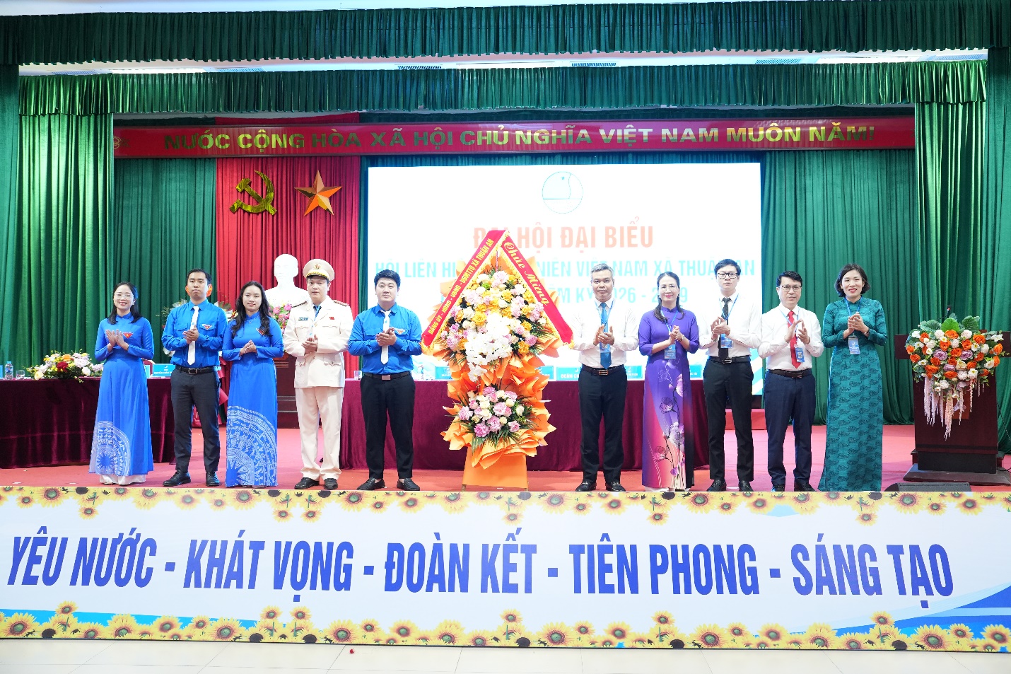 A group of people on a stage  AI-generated content may be incorrect.