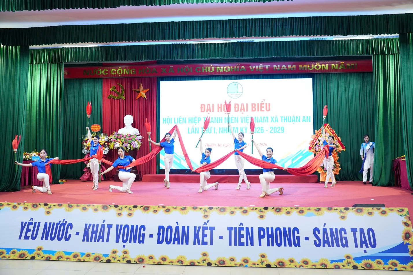 A group of people on a stage  AI-generated content may be incorrect.