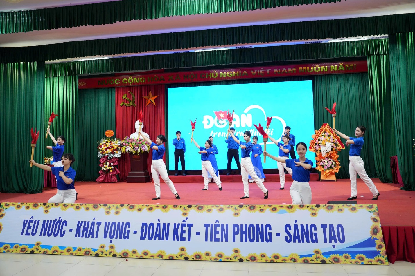 A group of people on a stage  AI-generated content may be incorrect.