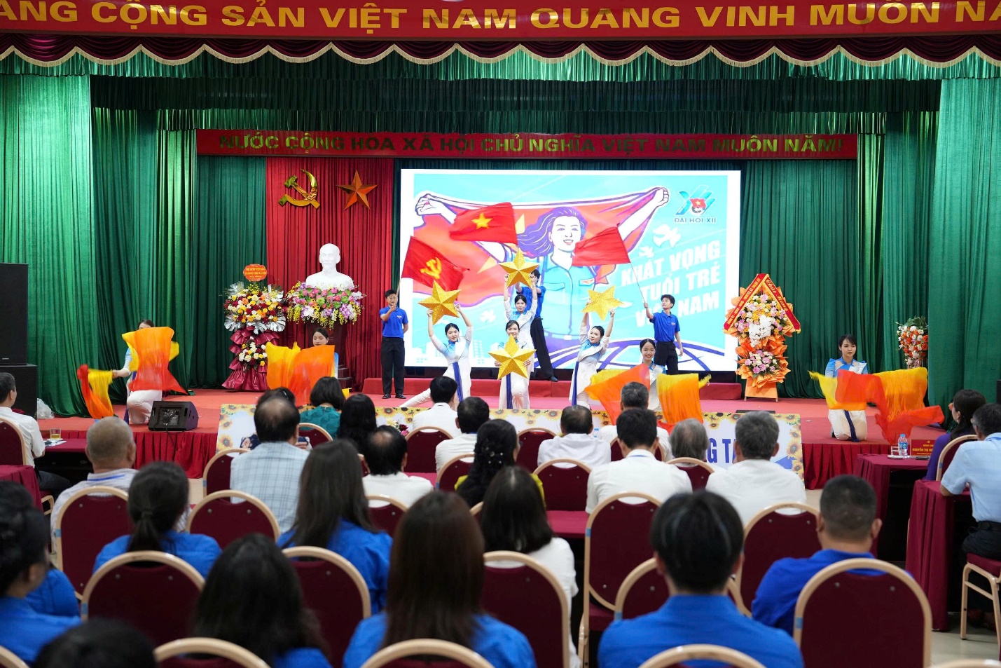 A group of people on a stage  AI-generated content may be incorrect.