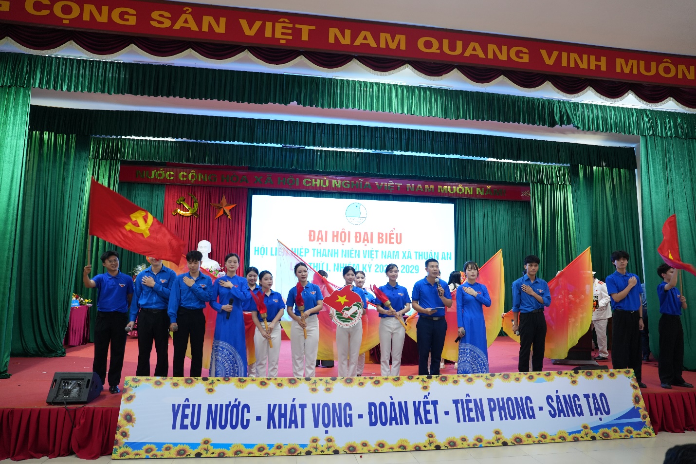 A group of people on a stage  AI-generated content may be incorrect.