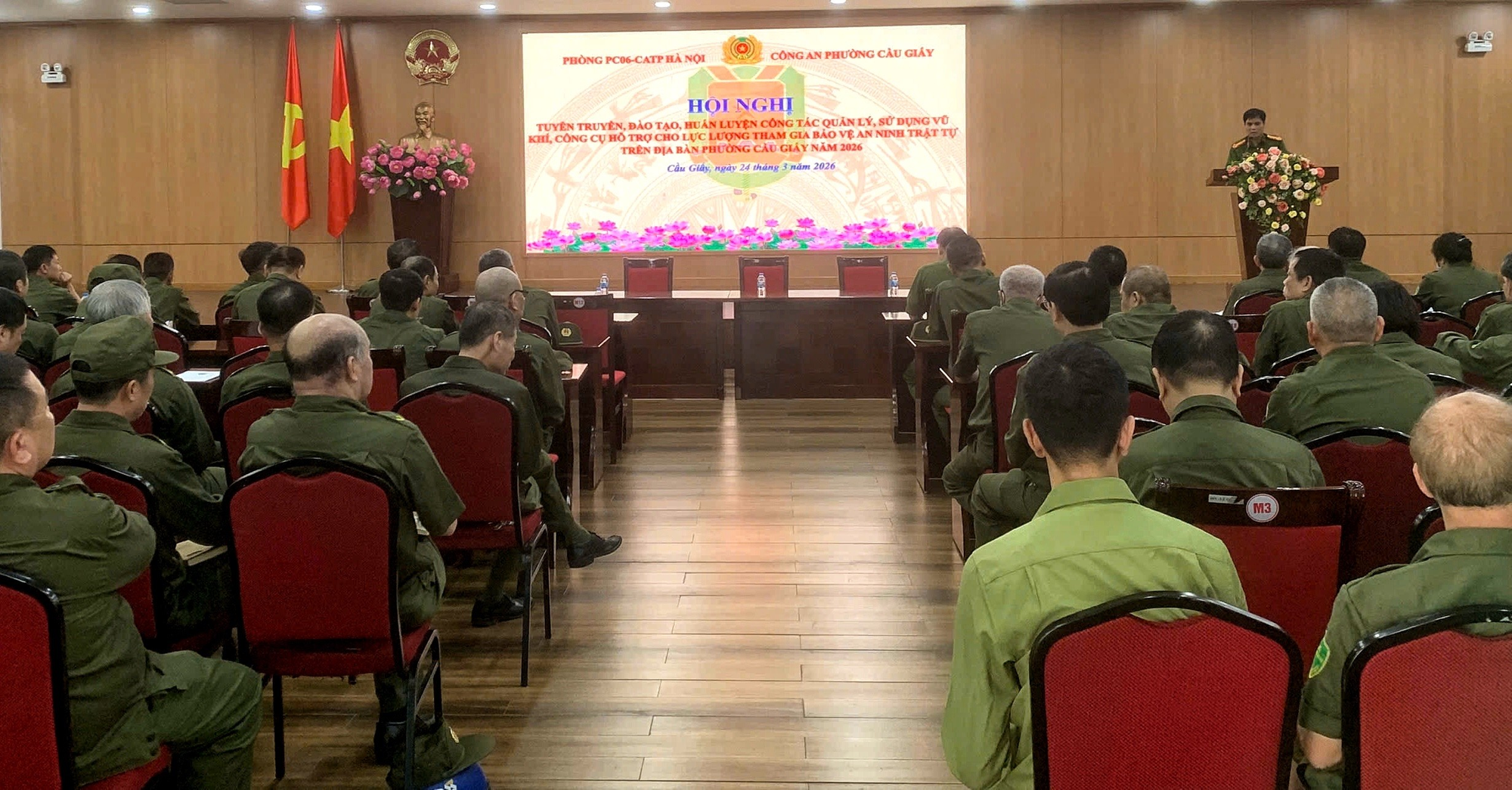 Công an phường Cầu Giấy tổ chức Hội nghị tuyên truyền, đào tạo, huấn luyện công tác quản lý, sử dụng vũ khí, công cụ hỗ trợ cho lực lượng tham gia bảo vệ ANTT trên địa bàn phường- Ảnh 1.