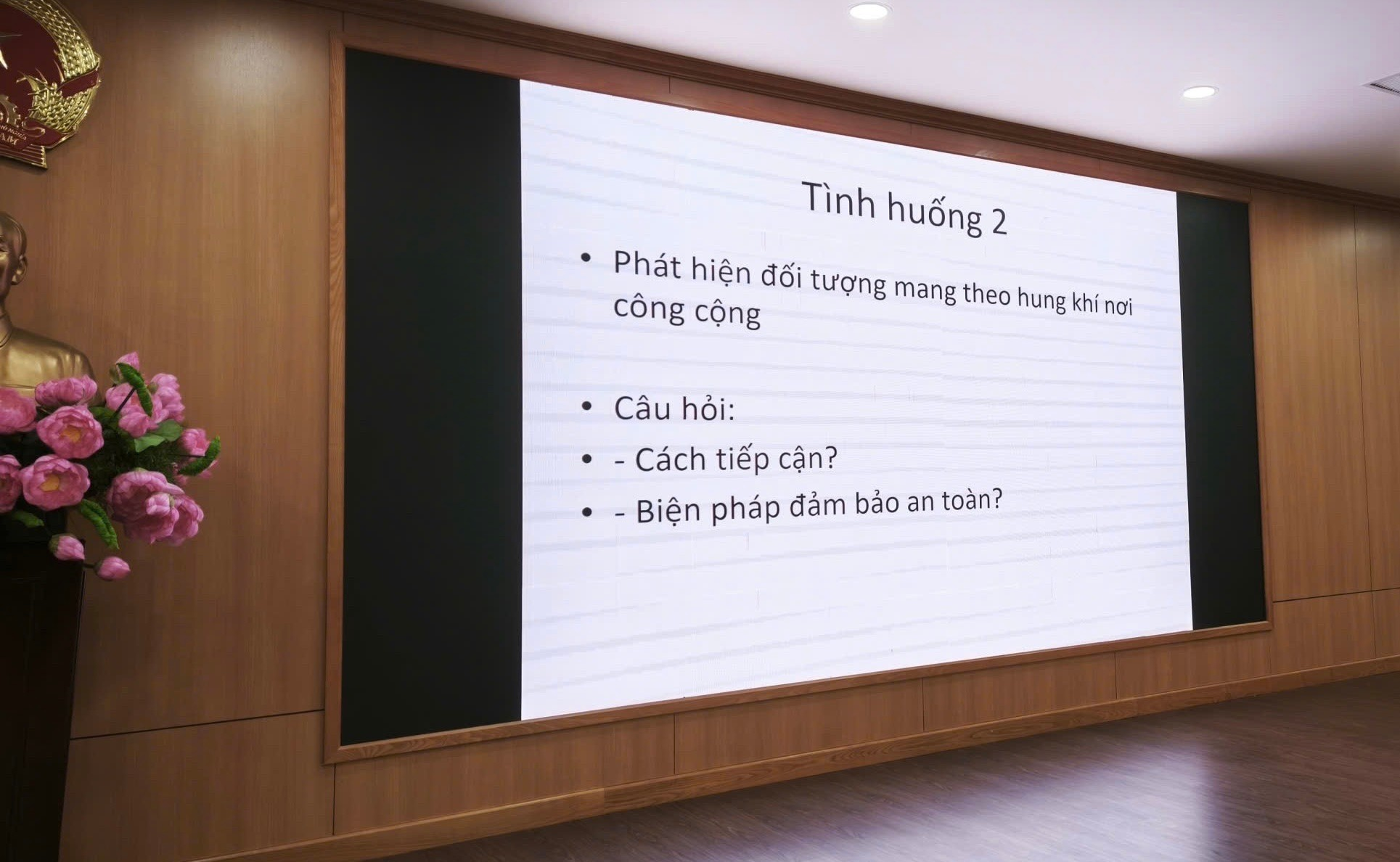 Công an phường Cầu Giấy tổ chức Hội nghị tuyên truyền, đào tạo, huấn luyện công tác quản lý, sử dụng vũ khí, công cụ hỗ trợ cho lực lượng tham gia bảo vệ ANTT trên địa bàn phường- Ảnh 4.