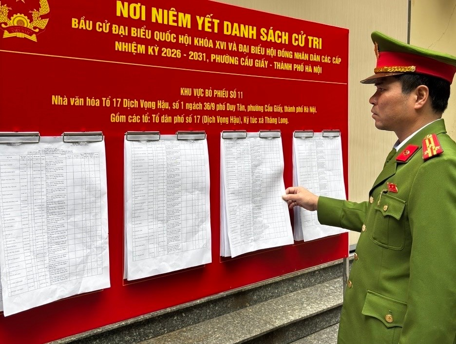 Công an phường Cầu Giấy kiểm tra công tác chuẩn bị tại các điểm bầu cử trên địa bàn phường- Ảnh 1.