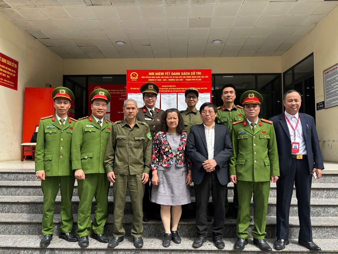 Công an phường Cầu Giấy kiểm tra công tác chuẩn bị tại các điểm bầu cử trên địa bàn phường- Ảnh 2.