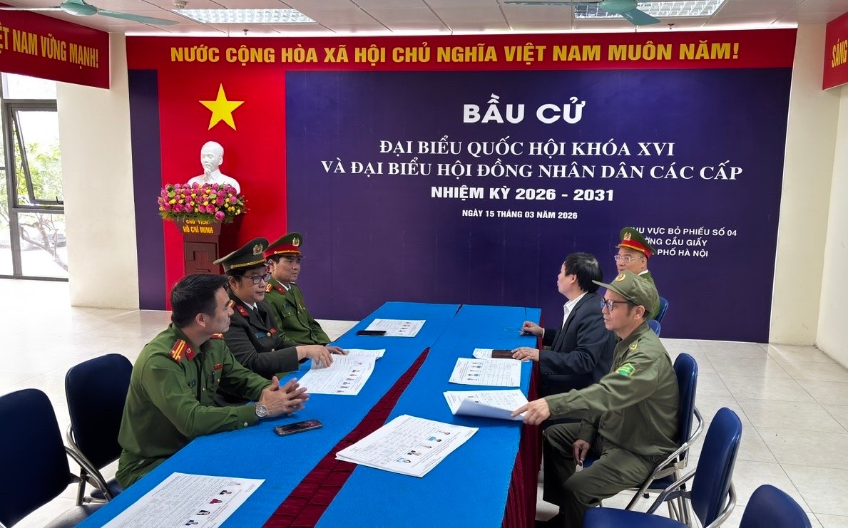 Công an phường Cầu Giấy kiểm tra công tác chuẩn bị tại các điểm bầu cử trên địa bàn phường- Ảnh 3.