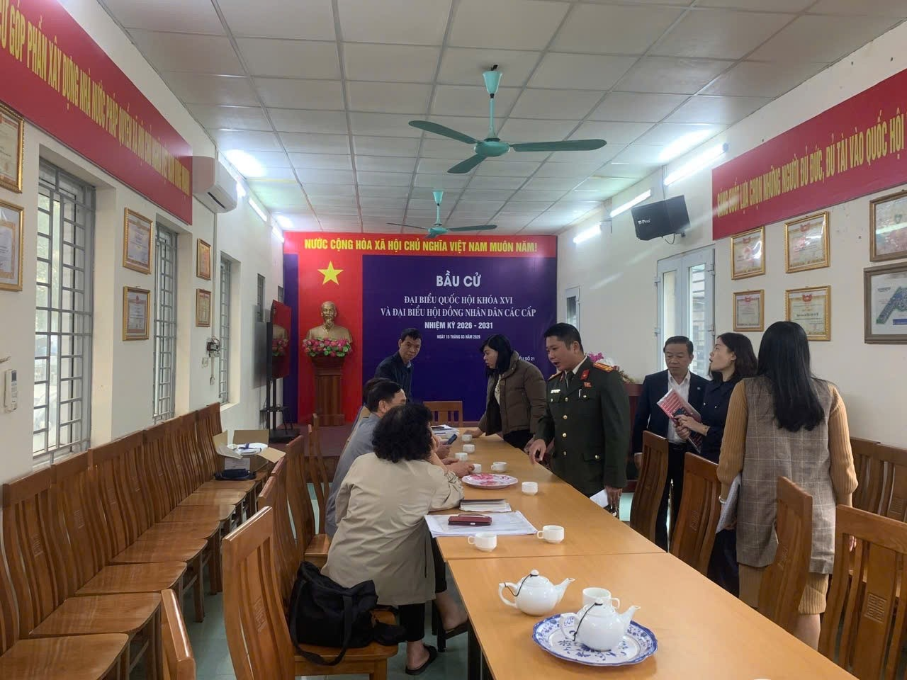 Công an phường Cầu Giấy kiểm tra công tác chuẩn bị tại các điểm bầu cử trên địa bàn phường- Ảnh 4.