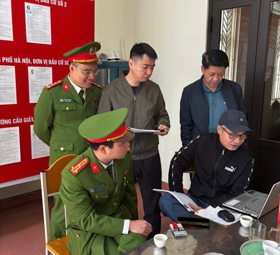 Công an phường Cầu Giấy kiểm tra công tác chuẩn bị tại các điểm bầu cử trên địa bàn phường- Ảnh 5.