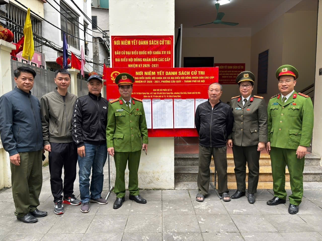 Công an phường Cầu Giấy kiểm tra công tác chuẩn bị tại các điểm bầu cử trên địa bàn phường- Ảnh 6.