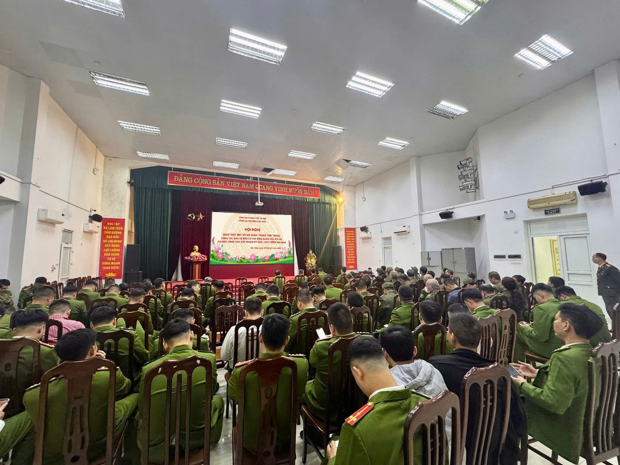 Công an phường Cầu Giấy tổ chức Hội nghị quán triệt, triển khai thực hiện bảo đảm an ninh, trật tự phục vụ cuộc bầu cử đại biểu Quốc hội khóa XVI và đại biểu Hội đồng nhân dân các cấp nhiệm kỳ 2026 - 2031 trên địa bàn phường.- Ảnh 1.