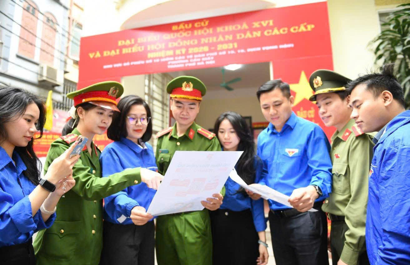 Đoàn thanh niên Công an phường Cầu Giấy tham gia ra mắt mô hình "thư viện số về bầu cử"- Ảnh 1.