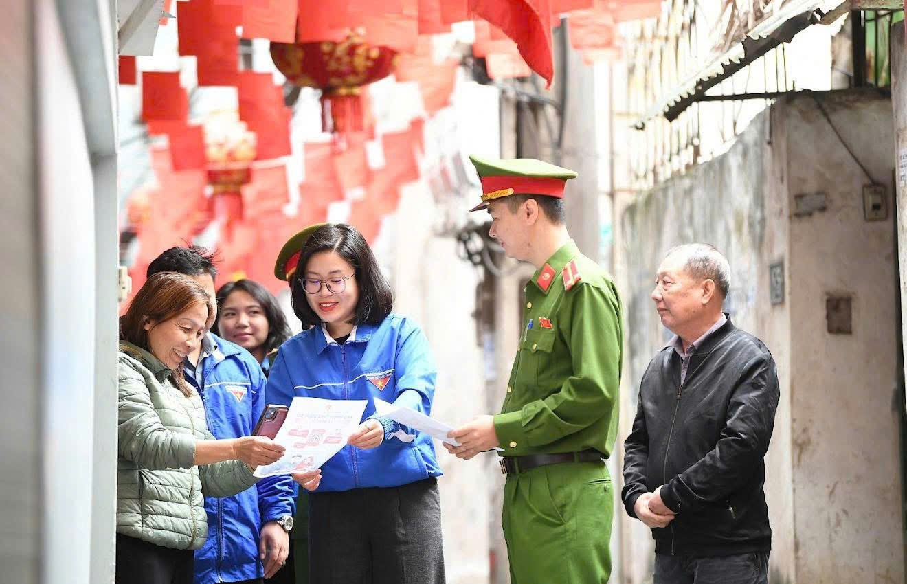 Đoàn thanh niên Công an phường Cầu Giấy tham gia ra mắt mô hình "thư viện số về bầu cử"- Ảnh 2.