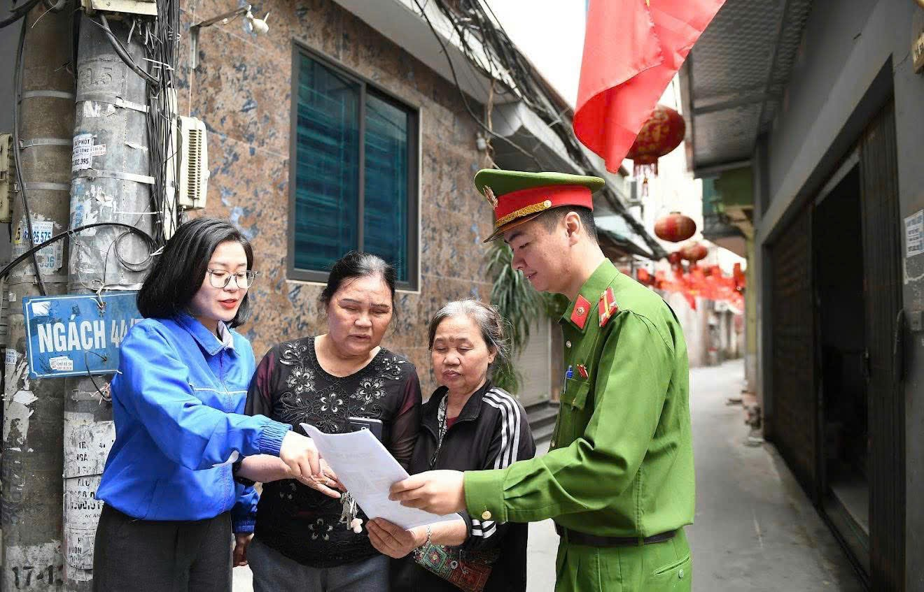 Đoàn thanh niên Công an phường Cầu Giấy tham gia ra mắt mô hình "thư viện số về bầu cử"- Ảnh 3.