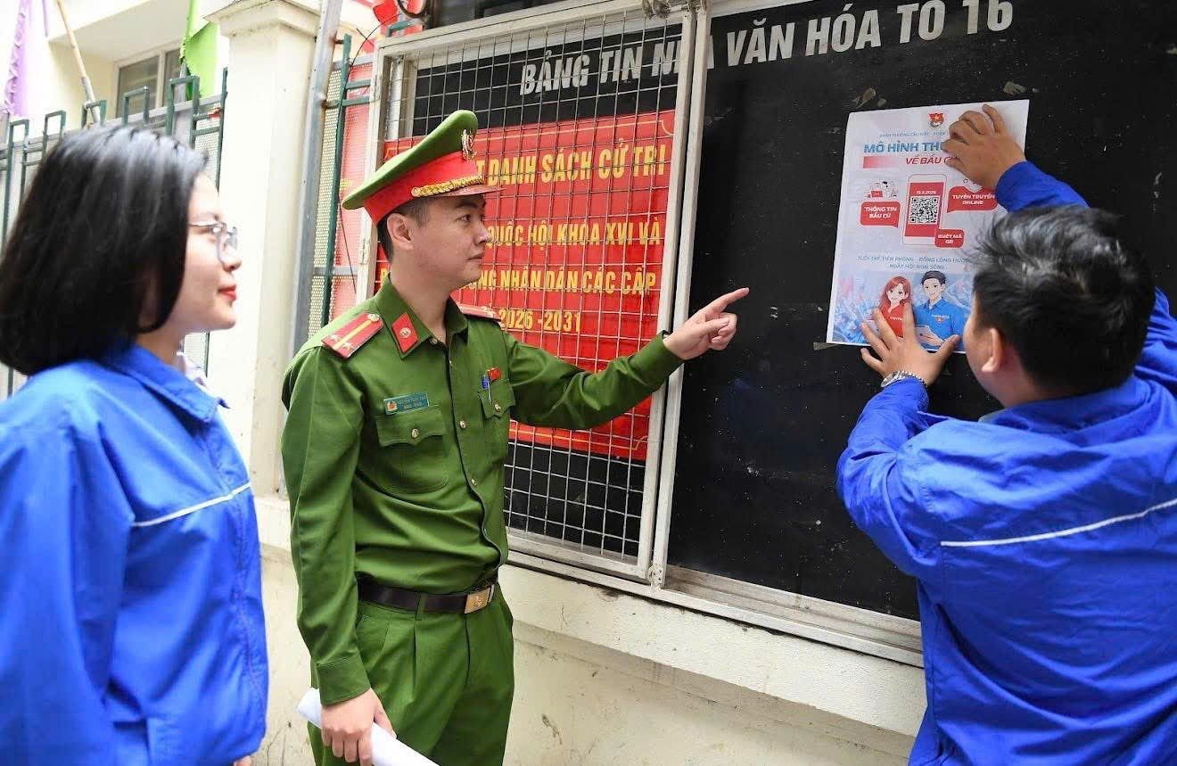 Đoàn thanh niên Công an phường Cầu Giấy tham gia ra mắt mô hình "thư viện số về bầu cử"- Ảnh 4.