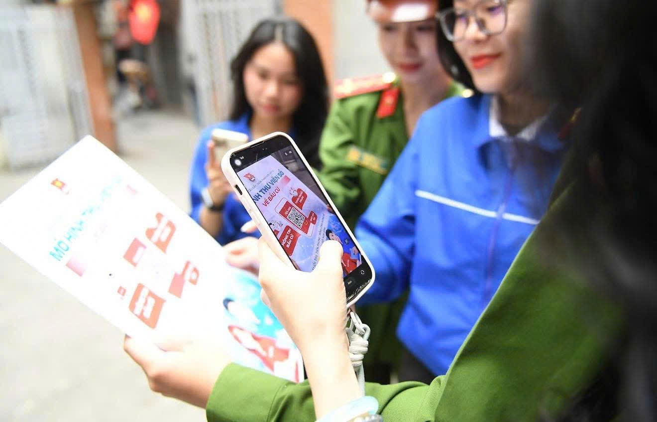 Đoàn thanh niên Công an phường Cầu Giấy tham gia ra mắt mô hình "thư viện số về bầu cử"- Ảnh 5.