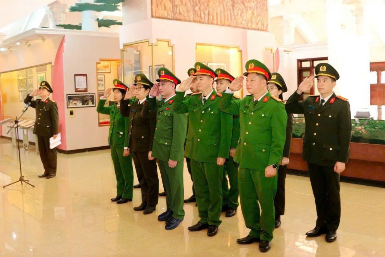 Đoàn thanh niên - Hội phụ nữ Công an phường Cầu Giấy tổ chức sinh hoạt chính trị tại địa chỉ đỏ "Nha Công an Trung ương"- Ảnh 2.