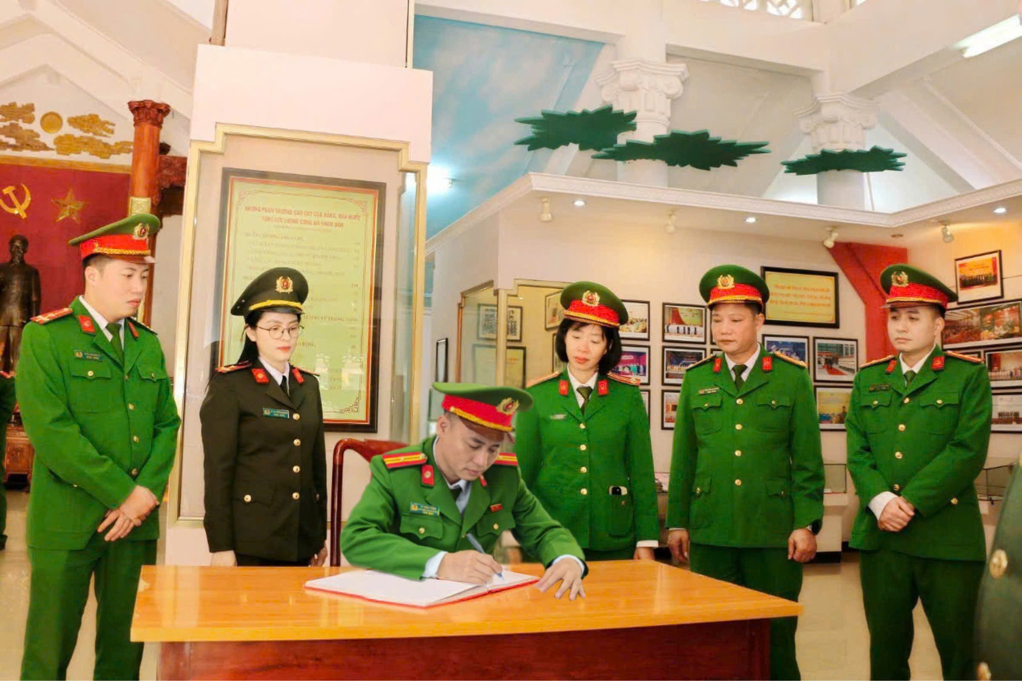 Đoàn thanh niên - Hội phụ nữ Công an phường Cầu Giấy tổ chức sinh hoạt chính trị tại địa chỉ đỏ "Nha Công an Trung ương"- Ảnh 3.