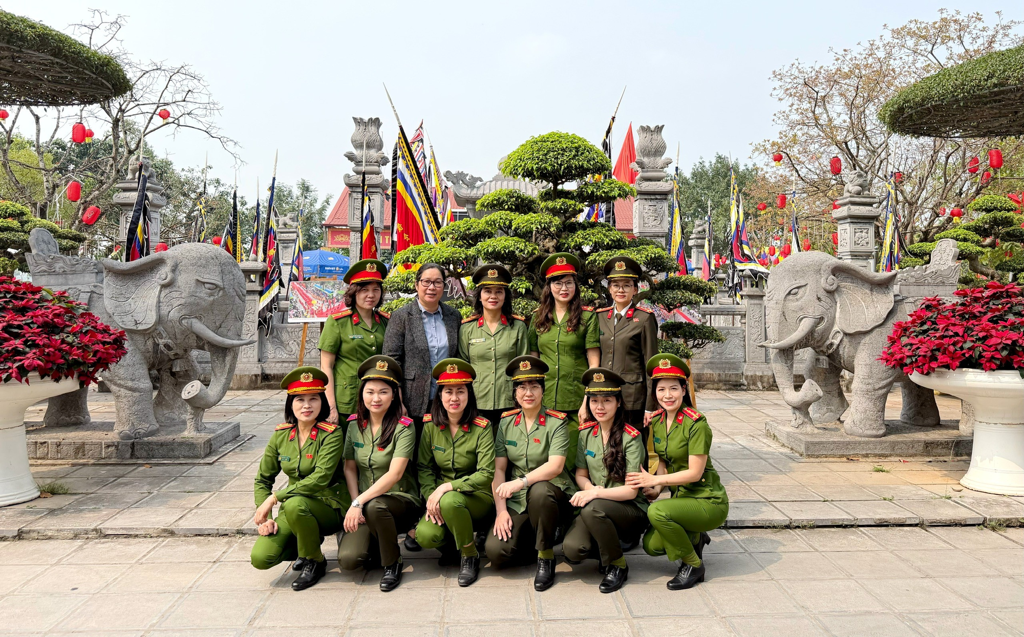 Hội phụ nữ Công an phường Cầu Giấy tổ chức sinh hoạt chính trị, dâng hương tại đền thờ Hai Bà Trưng- Ảnh 1.