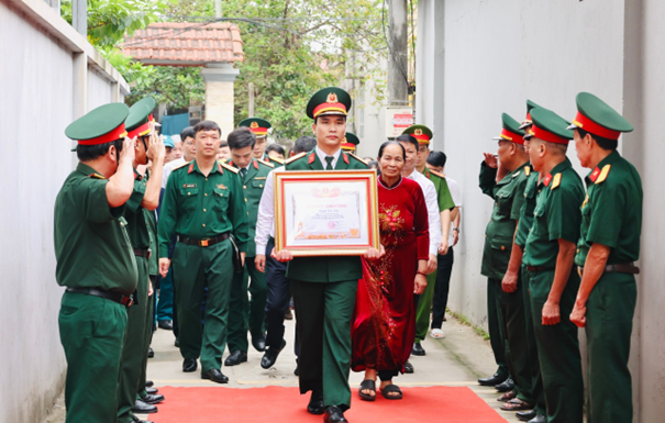 Xã Yên Lãng tổ chức Lễ công bố Quyết định của Thủ tướng Chính phủ và Trao Bằng Tổ quốc ghi công cho thân nhân liệt sĩ Trịnh Văn Câu- Ảnh 4.