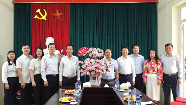 Lãnh đạo xã Yên Lãng thăm, chúc mừng Trung tâm Dịch vụ tổng hợp nhân dịp kỷ niệm 80 năm Ngày truyền thống ngành Thể dục thể thao Việt Nam
Nhân dịp kỷ niệm 80 năm Ngày truyền thống ngành Thể dục thể thao Việt Nam (27/3/1946 - 27/3/2026).
- Ảnh 1.