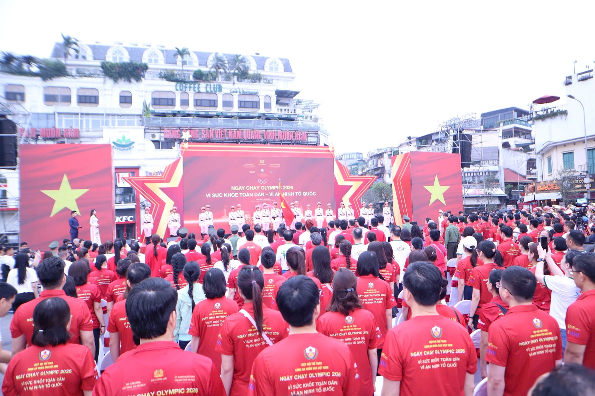 Hơn 17.000 người tham gia “Ngày chạy Olympic 2026: Vì sức khỏe toàn dân - Vì an ninh Tổ quốc”- Ảnh 1.