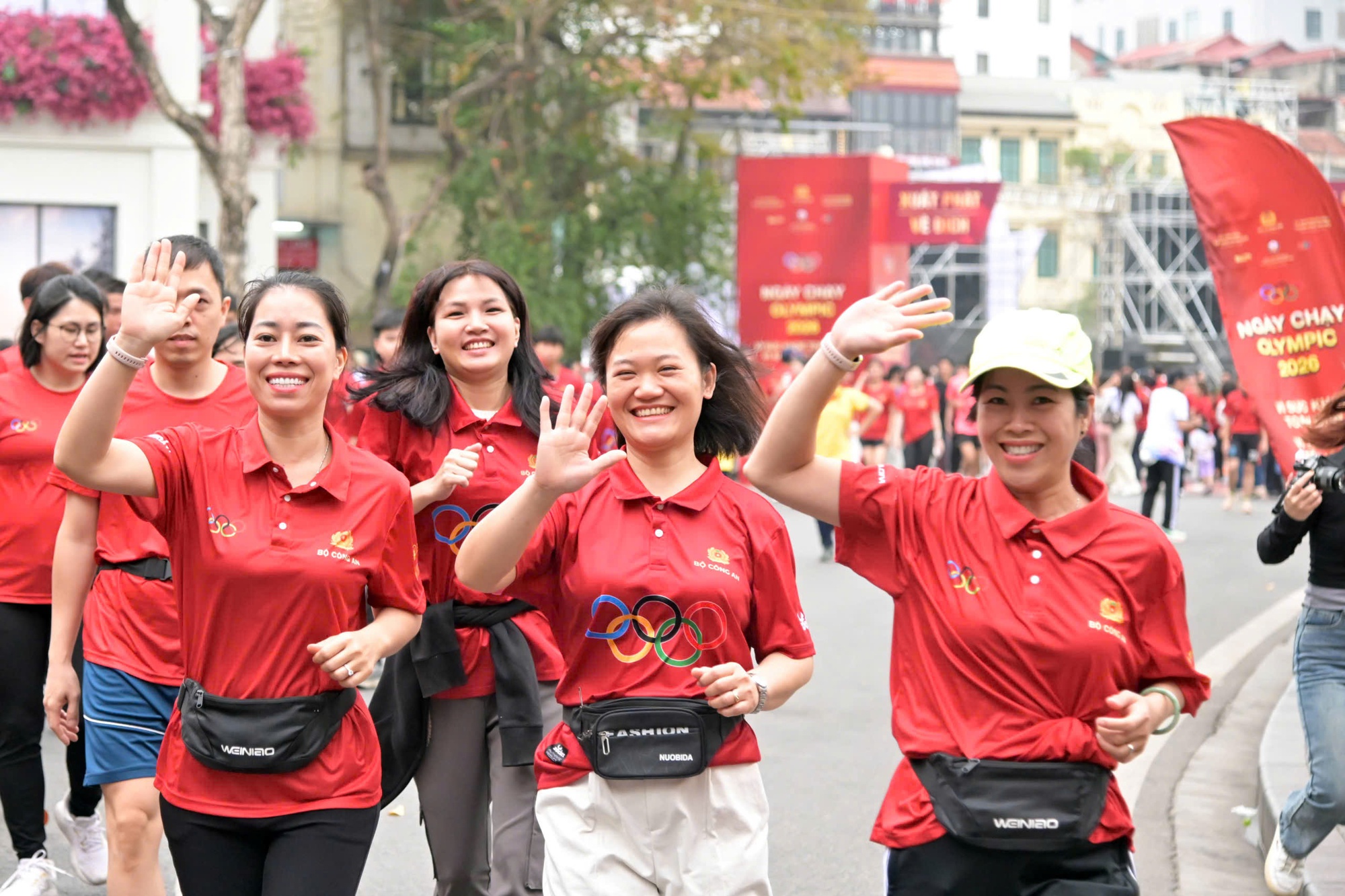 Hơn 17.000 người tham gia “Ngày chạy Olympic 2026: Vì sức khỏe toàn dân - Vì an ninh Tổ quốc”- Ảnh 8.