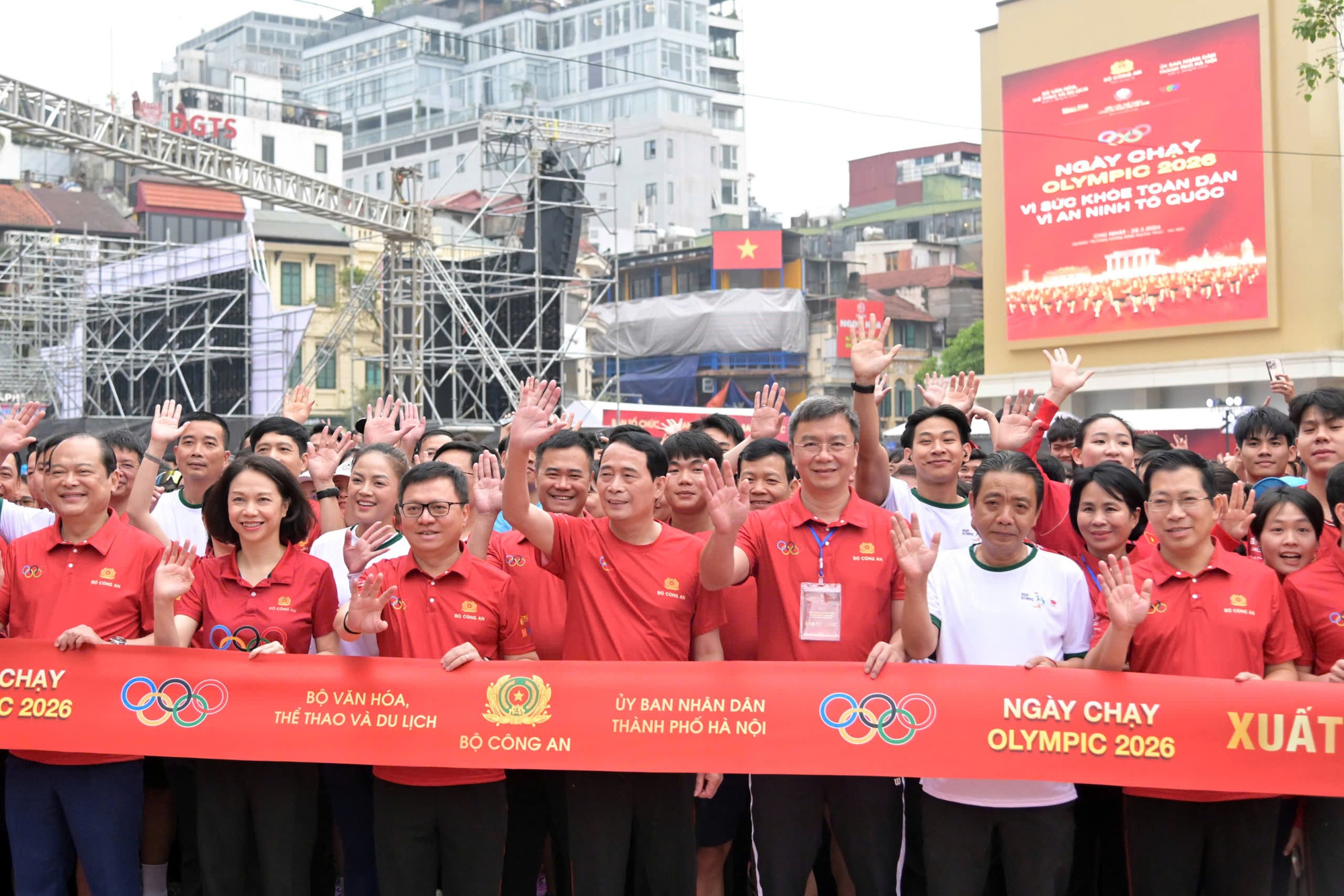 Hơn 17.000 người tham gia “Ngày chạy Olympic 2026: Vì sức khỏe toàn dân - Vì an ninh Tổ quốc”- Ảnh 6.