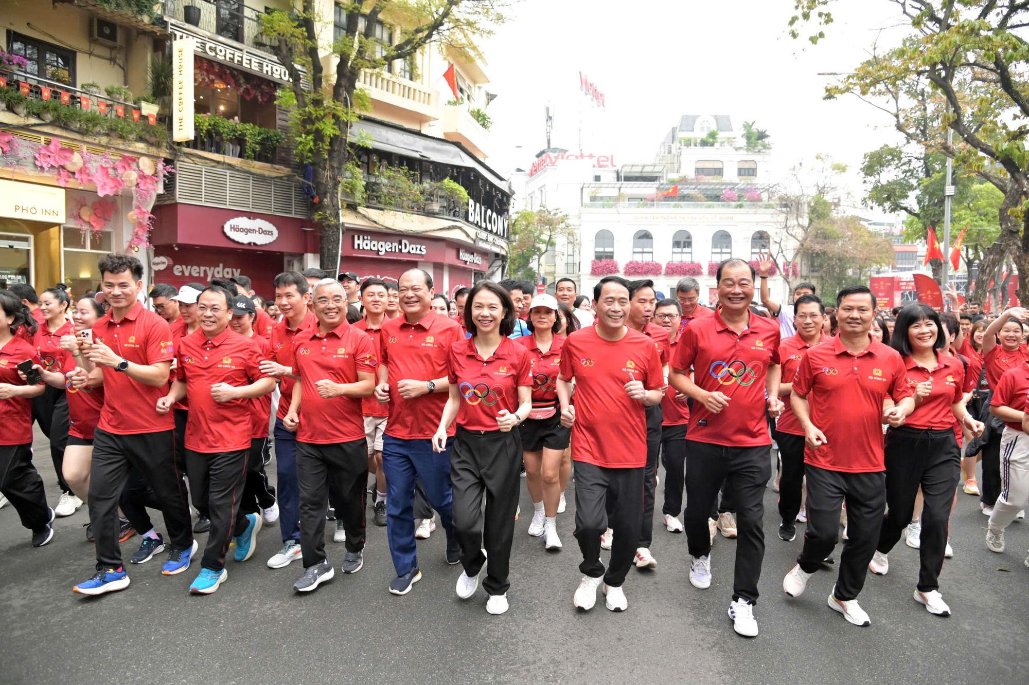 Hơn 17.000 người tham gia “Ngày chạy Olympic 2026: Vì sức khỏe toàn dân - Vì an ninh Tổ quốc”- Ảnh 7.