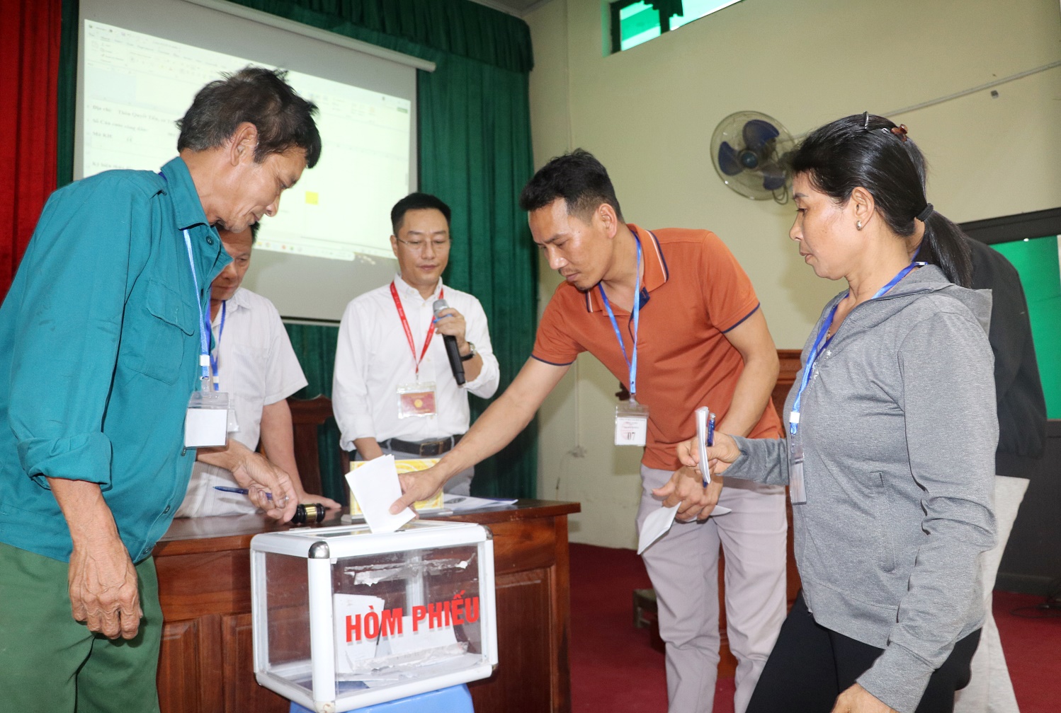 Trần Phú tổ chức thành công đấu giá cho thuê  9 thửa đất sản xuất đất nông nghiệp thuộc quỹ đất công ích trên địa bàn- Ảnh 3.