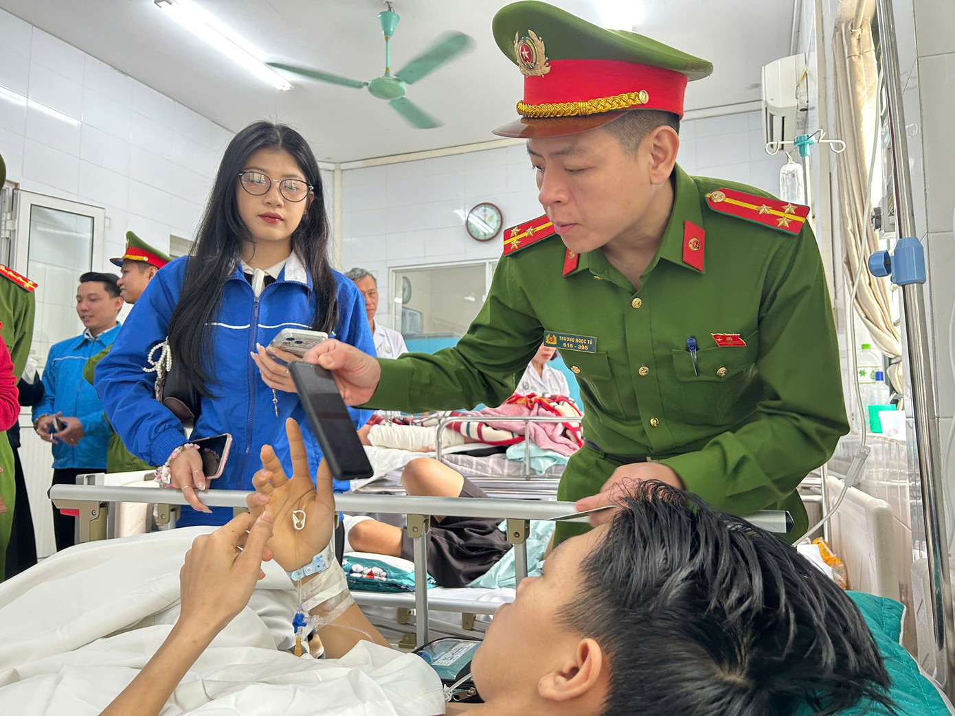 Thanh niên hỗ trợ bệnh nhân nội trú tham gia bầu cử- Ảnh 1.