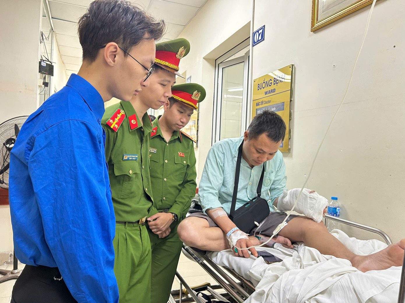 Thanh niên hỗ trợ bệnh nhân nội trú tham gia bầu cử- Ảnh 3.