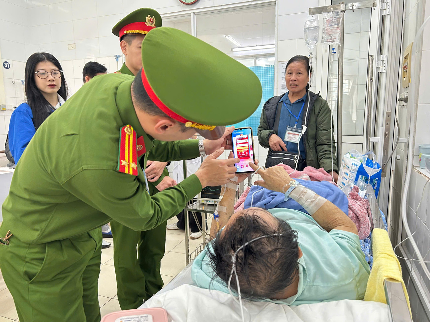 Thanh niên hỗ trợ bệnh nhân nội trú tham gia bầu cử- Ảnh 2.